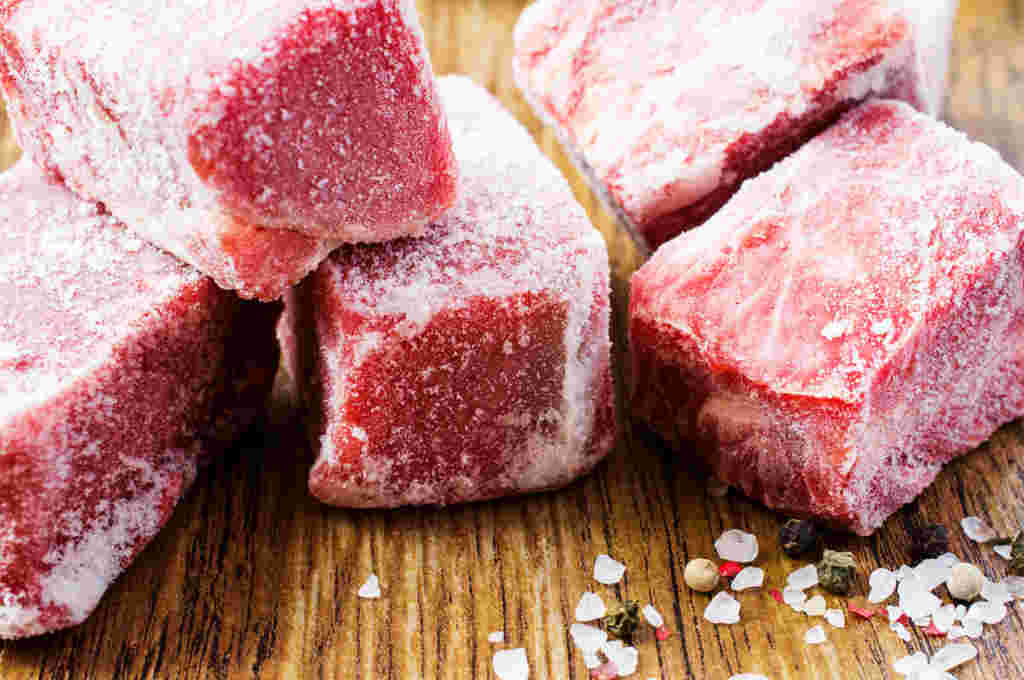 賞味期限が切れていないブロック冷凍肉の画像
