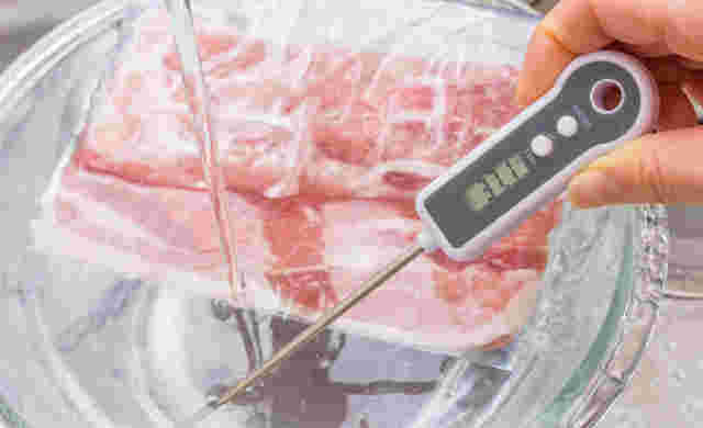 賞味期限が切れていない冷凍肉を流水解凍する画像