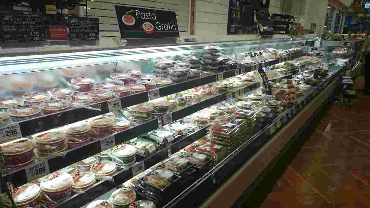 スーパーの出来合い惣菜売場