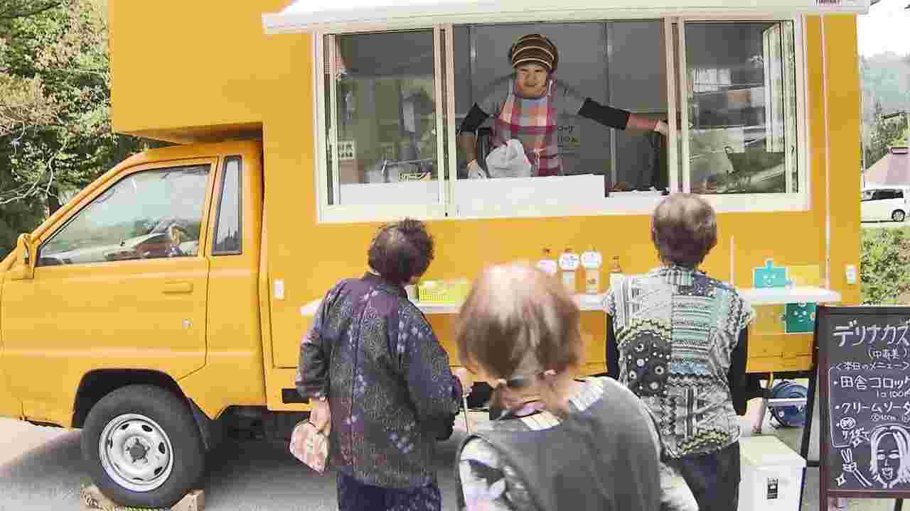 美味しい出来合い料理がテイクアウトができる便利なキッチンカー