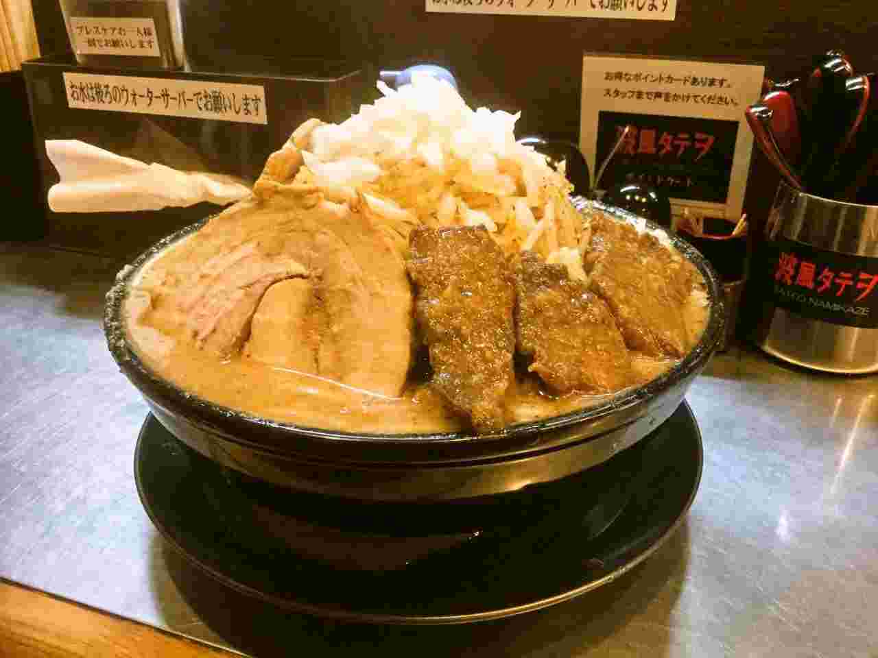新宿区西早稲田に在る波風タテヲのデカ盛りメニュー「爆盛チャレンジ」