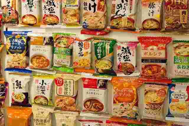 コンパクトで軽い出来合いの惣菜のインスタントタイプ