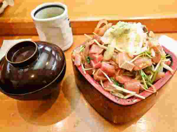渋谷区代々木に在る三是寿司のデカ盛りメニュー「大みこちゃん丼」