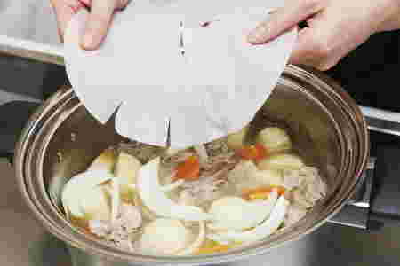 肉じゃがに落し蓋をする様子