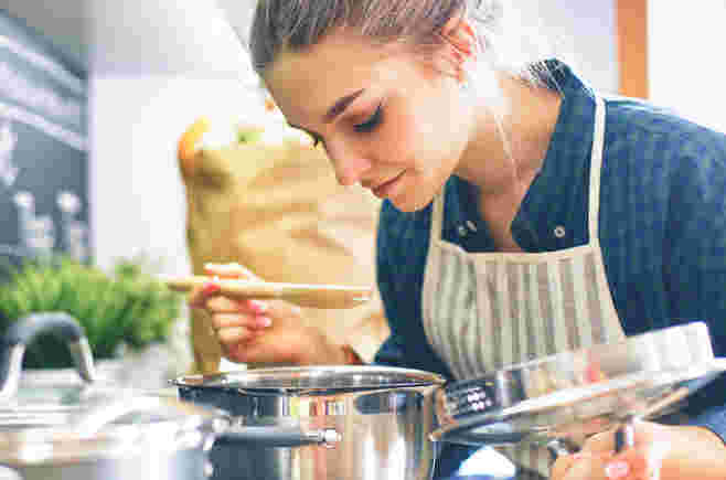 彼女が手料理の味見をしている様子