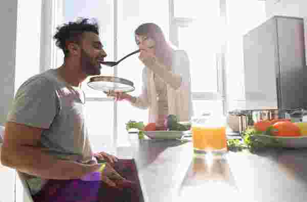 彼女の手料理を味見する男性