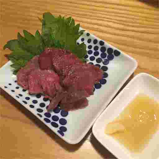 馬刺しに添えたごま油とおろし生姜