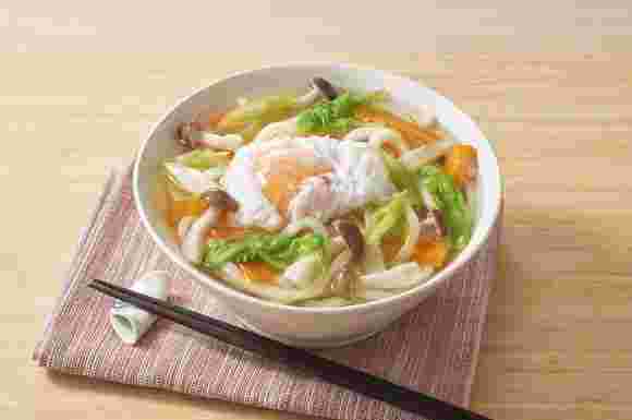 しめじ、人参、ねぎなどを入れた具だくさんの煮込みうどん