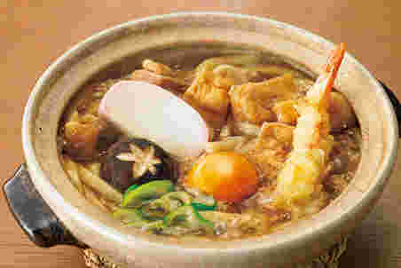 しいたけ、かまぼこ、エビ天など具だくさんの鍋焼きうどん