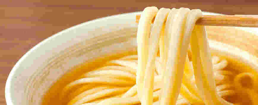 うどんを箸で持ち上げている様子