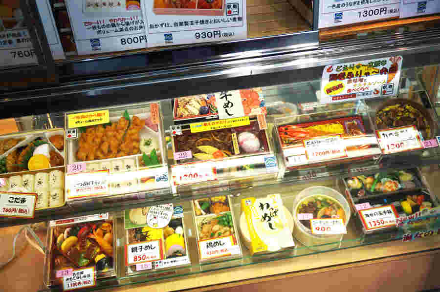 名古屋駅で販売されている駅弁のショーケース