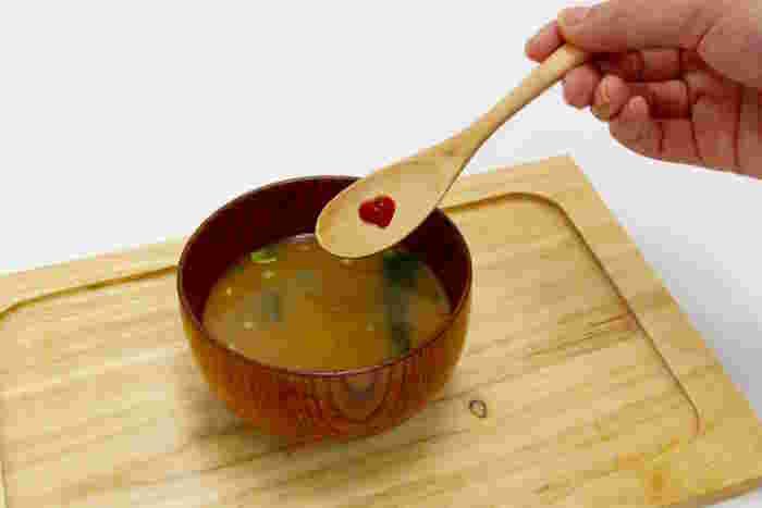 味噌汁に隠し味のケチャップを入れている画像