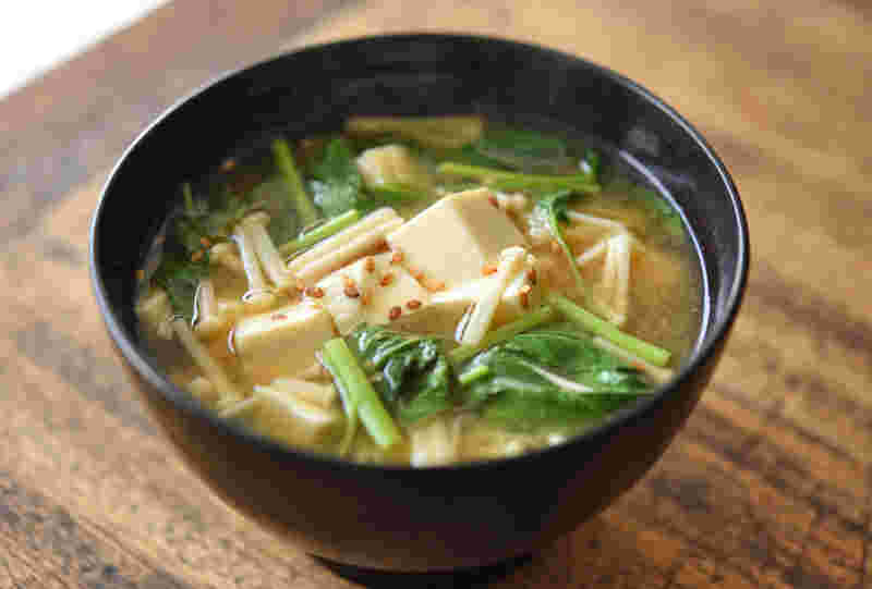 隠し味を入れた野菜とキノコの味噌汁
