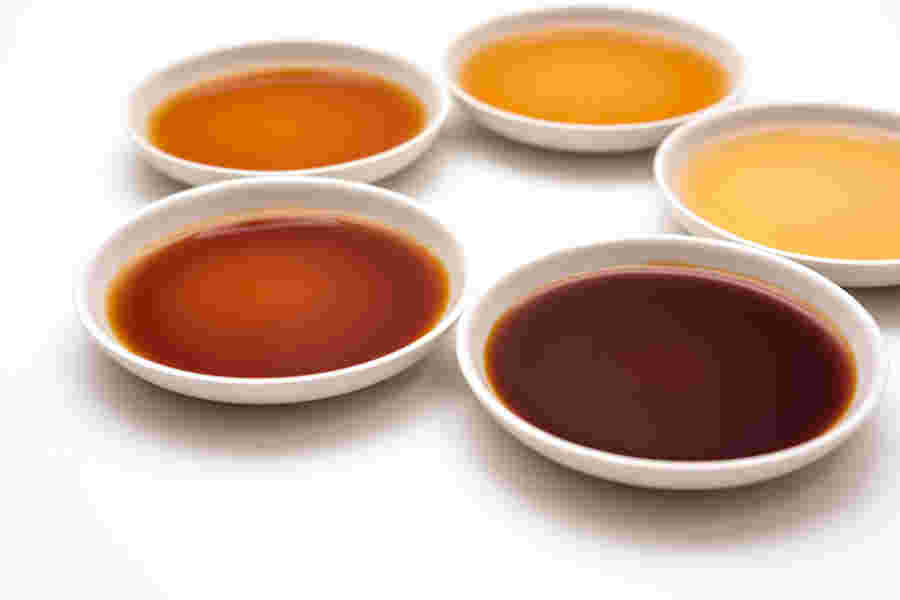 小皿に入れた5種類の醤油