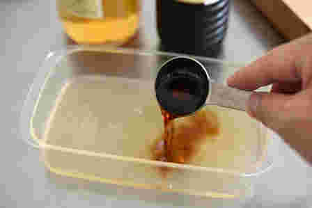 大さじ1杯の醤油を料理に使う様子