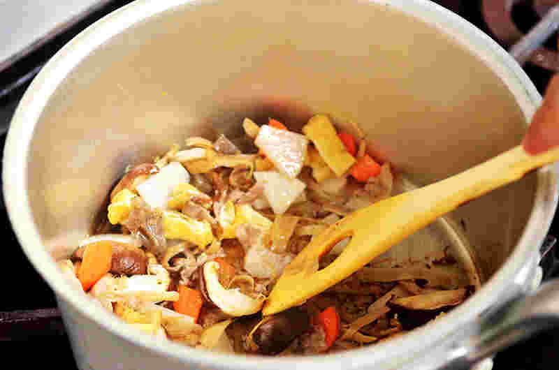 カットした豚汁の材料を炒めているところ