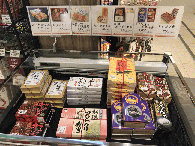 新潟駅の売店に人気のおすすめ駅弁が並べられている