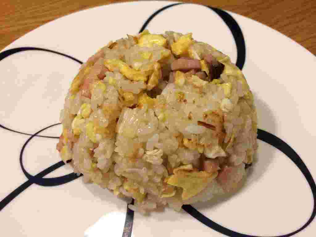 鶏がらを隠し味に使ったチャーハン