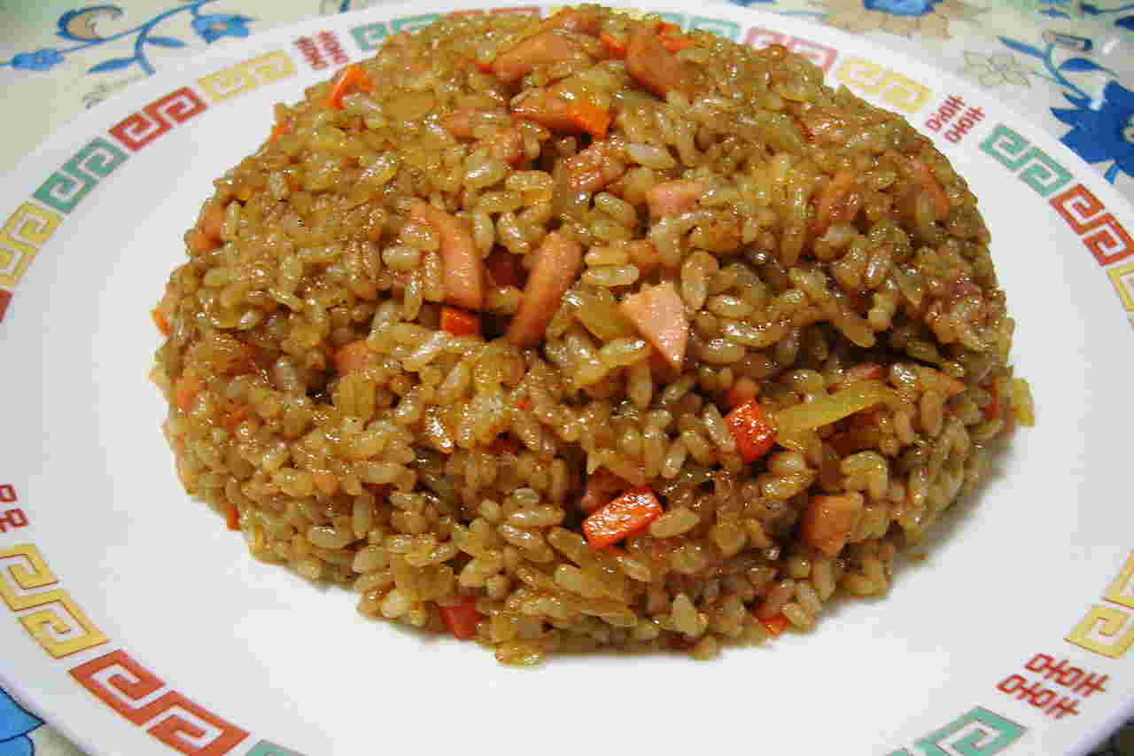 隠し味にソースを入れたチャーハン