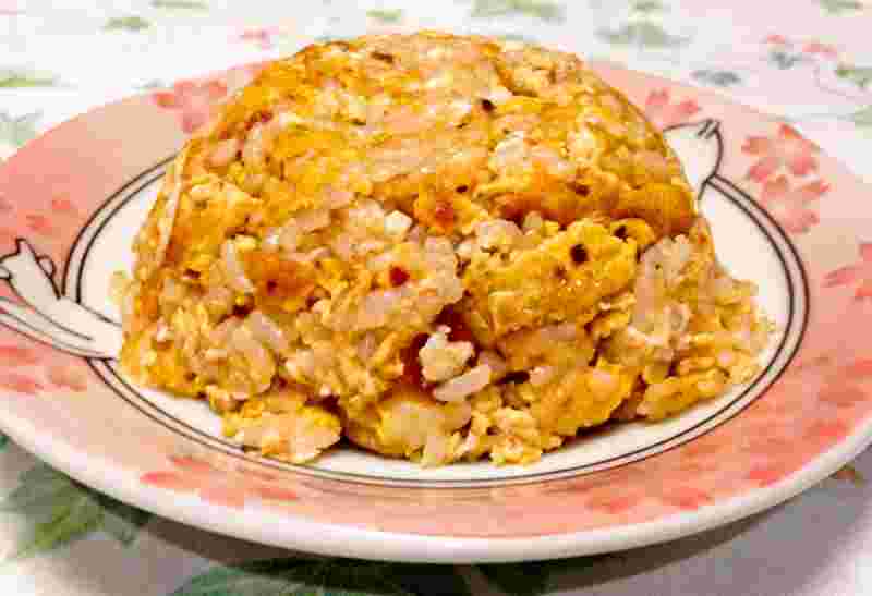 隠し味にラー油を入れたチャーハン