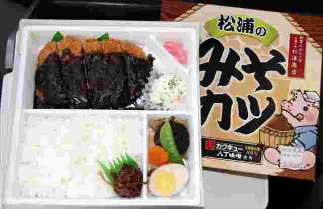 名古屋駅で販売されている駅弁松浦のみそカツのパッケージと中身