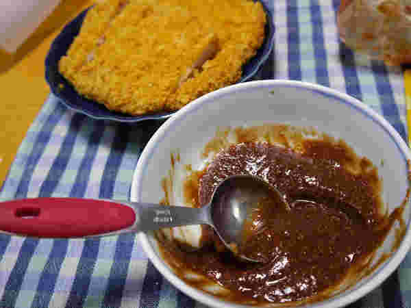 茶わんの中でとんかつソースの代用を作っている模様