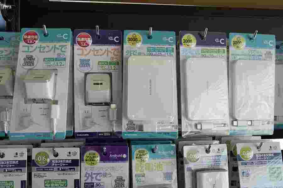 コンビニで販売されているモバイルバッテリータイプのスマホ充電器