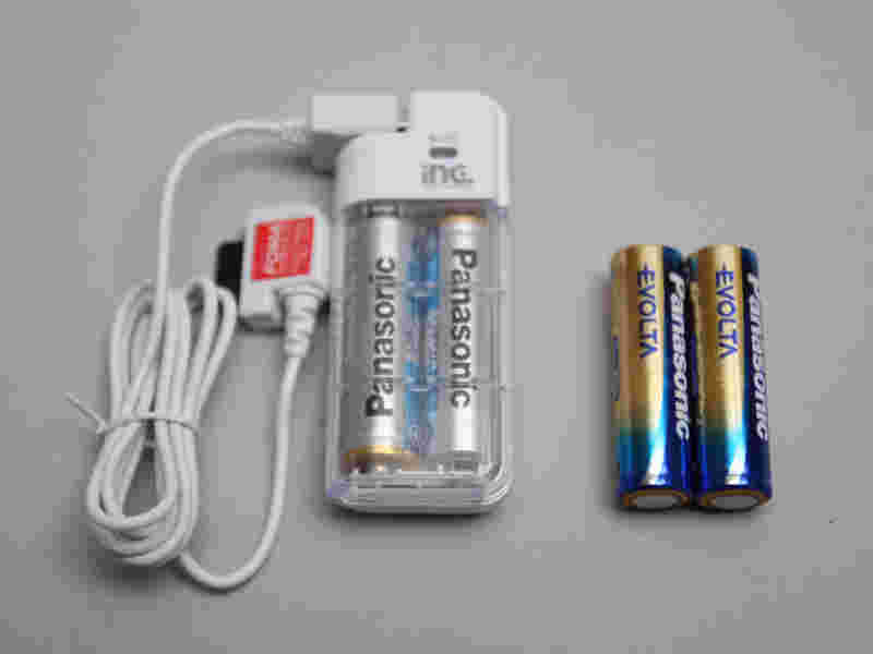 コンビニで販売されている乾電池タイプのスマホ充電器