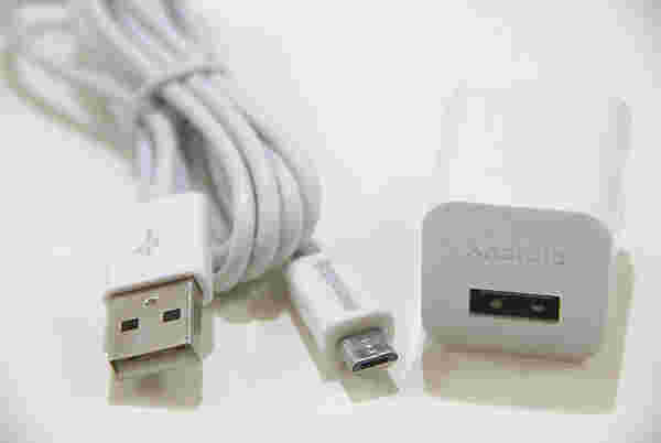 USBケーブルとコンセントプラグ