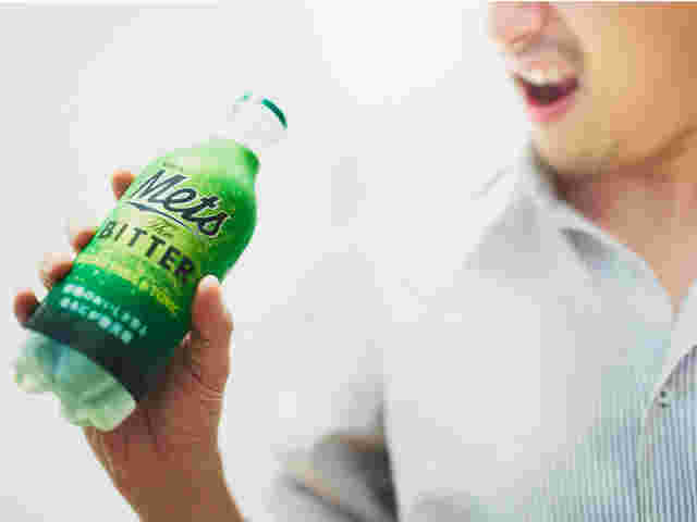 炭酸水のペットボトルを持っている男性