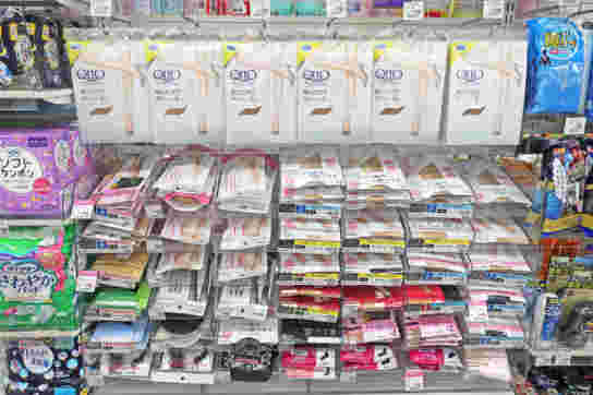 コンビニのヘルスケアローソンでストッキングが陳列されている棚