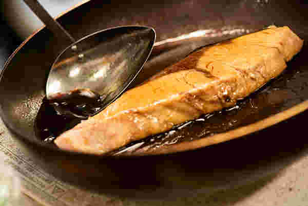 みりんを入れた魚の照り焼き