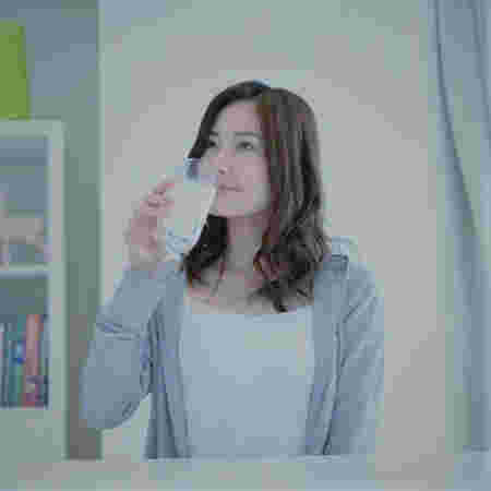 豆乳を飲んでいる女性