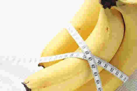 ダイエットをイメージするメジャーを巻きつけたバナナ