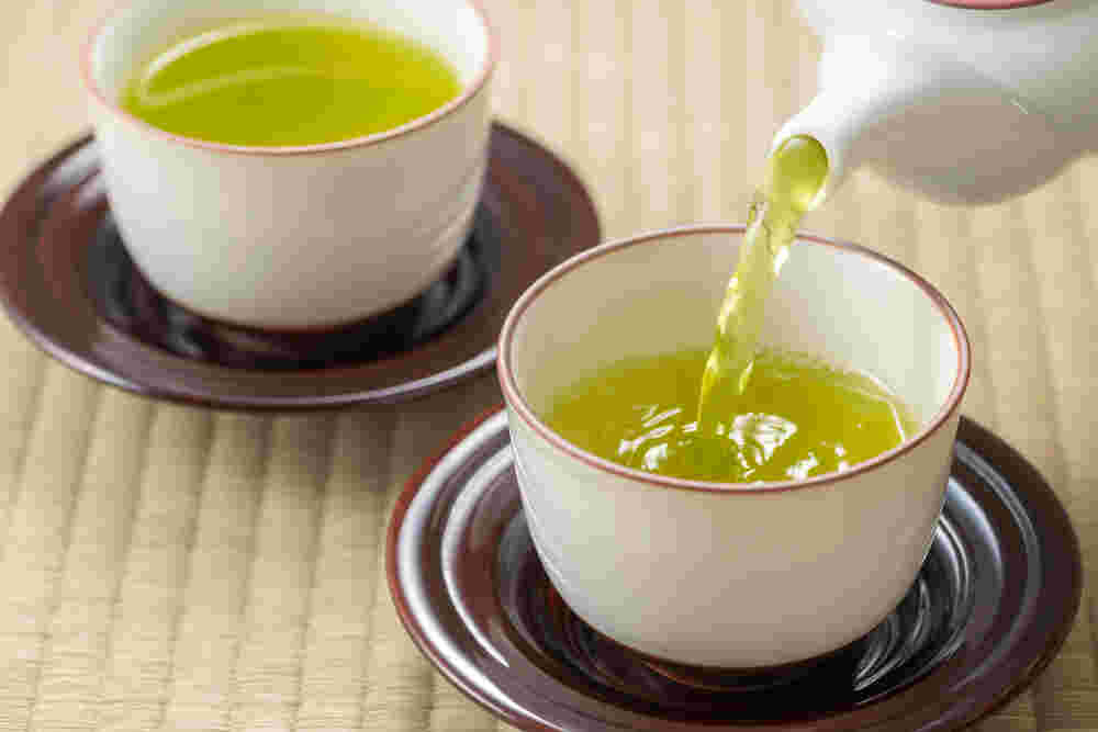 緑茶を注いでいる様子