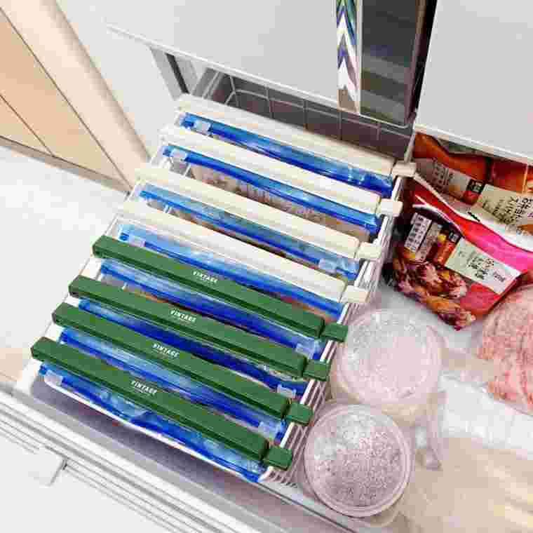 冷凍庫の中でクリップで止めたジップロックが綺麗に収納・整理されている