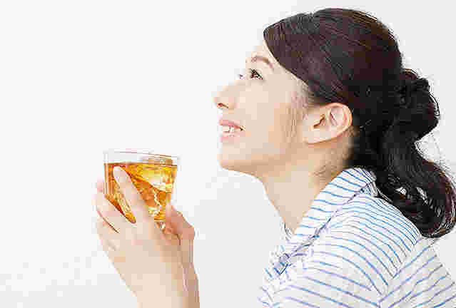 虫歯予防効果を期待して緑茶を飲む