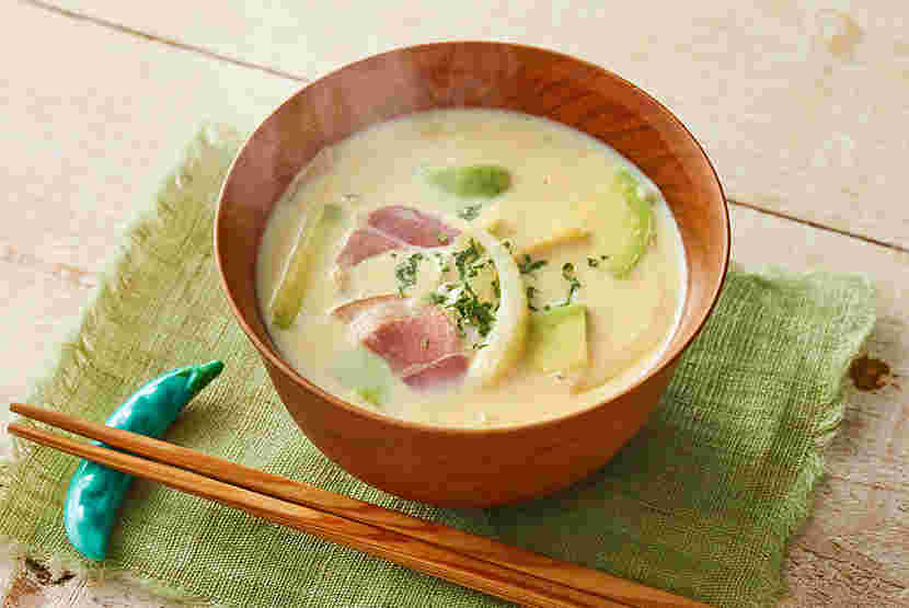 豆乳とアボカドの洋風味噌汁