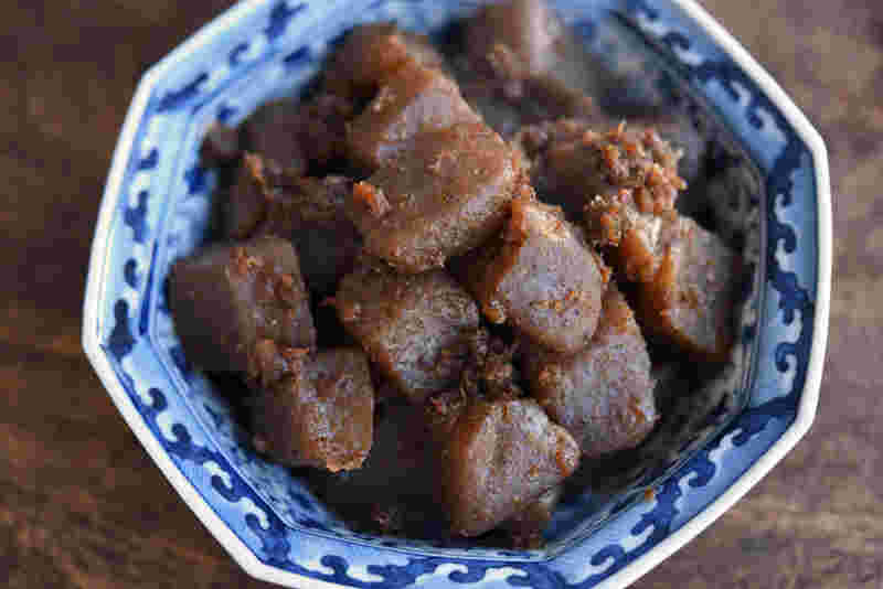 お皿に盛り付けられたこんにゃくの炒め物