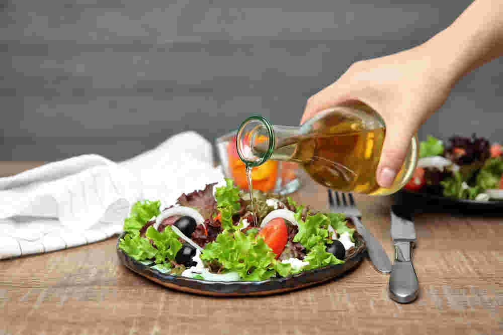 ダイエットのためにお酢をかけている様子