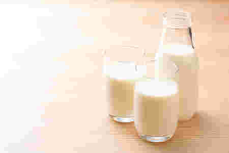 牛の健康状態の影響を受けている危険がある低脂肪牛乳