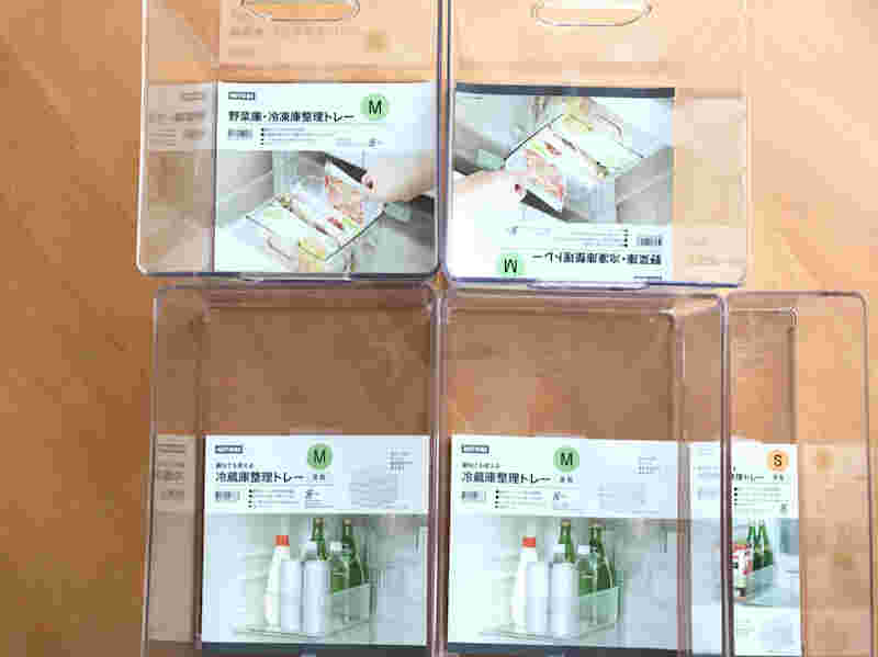 床に並べられた冷凍庫の整理用トレー