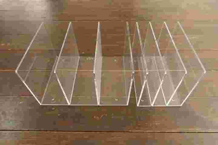 床に並べられた透明な収納・整理用のスタンド