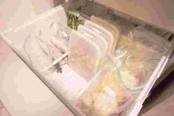 冷凍庫の中に突っ張り棒で整理された食材