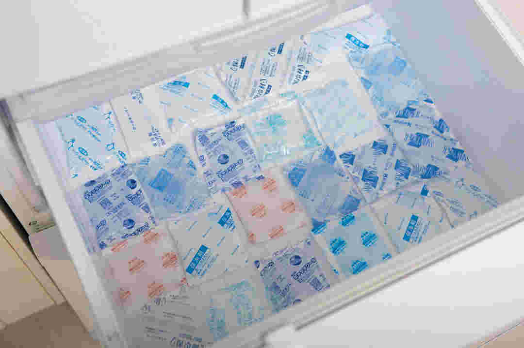冷凍庫に収納・整理された保冷剤