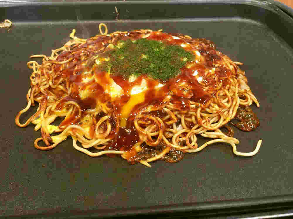 ダイエットに不向きな麺が入ったお好み焼き