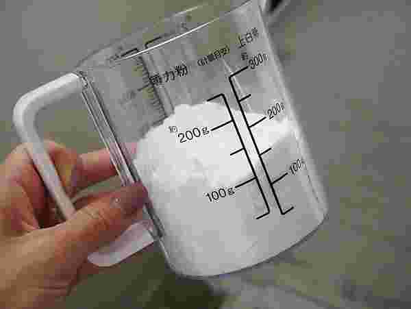 掃除用に計量している重曹