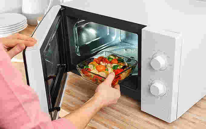 ドンキホーテの電子レンジで加熱している様子