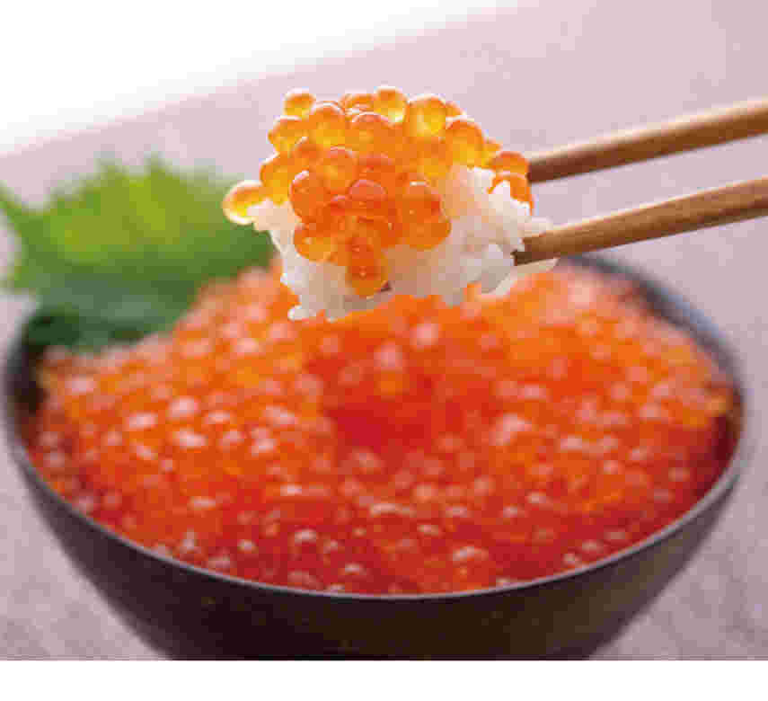 ご飯にいくらをのせて食べるところ