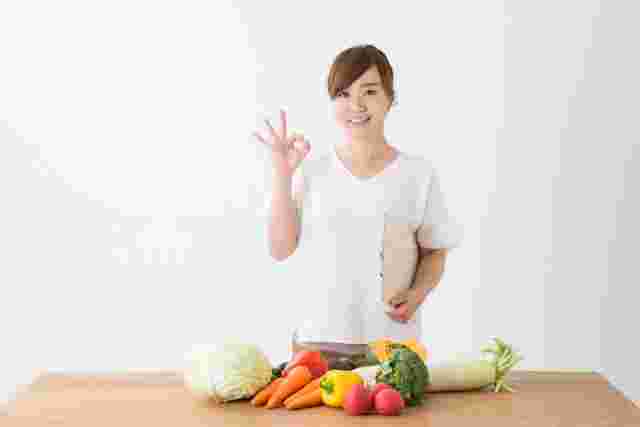 ダイエットに野菜を選ぶ女性